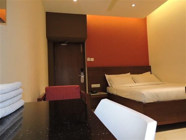 Gayathri Hotels Tiruppur Exterior foto