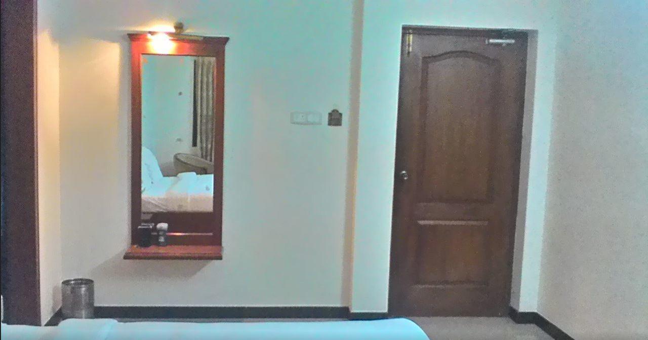 Gayathri Hotels Tiruppur Exterior foto