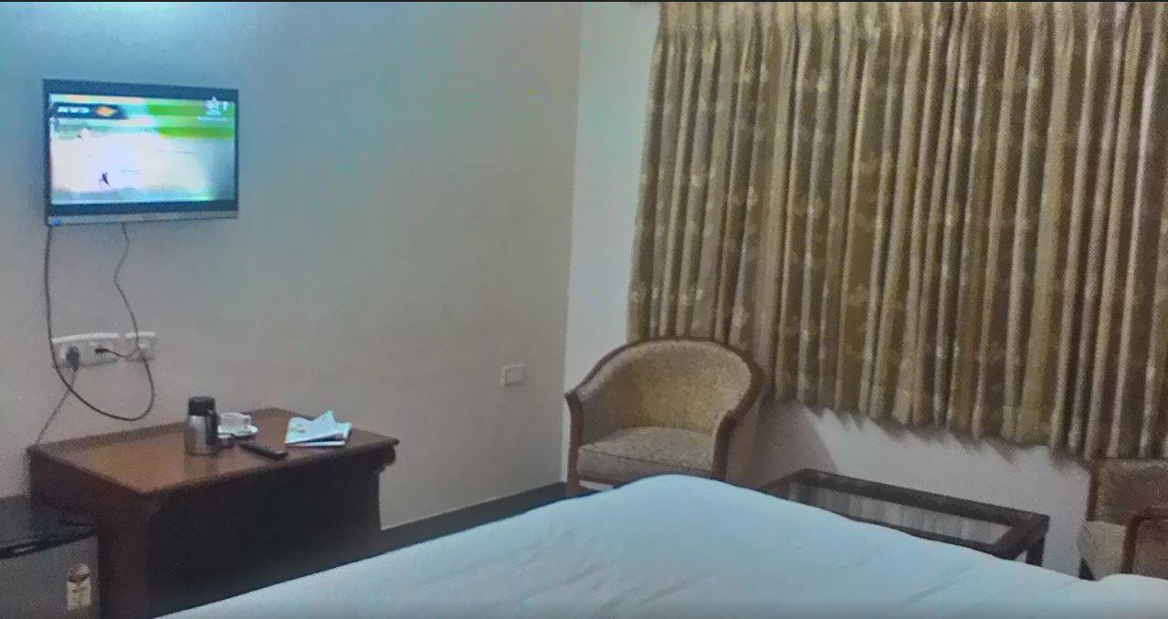 Gayathri Hotels Tiruppur Exterior foto